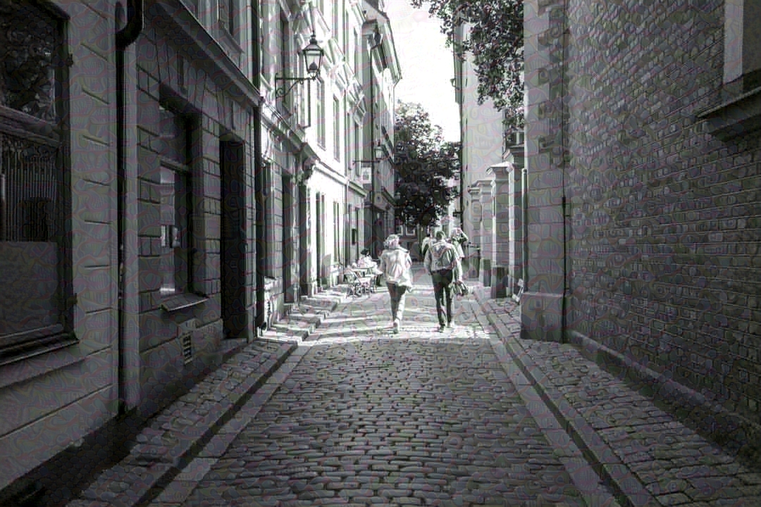 Zwei Menschen in einer Gasse