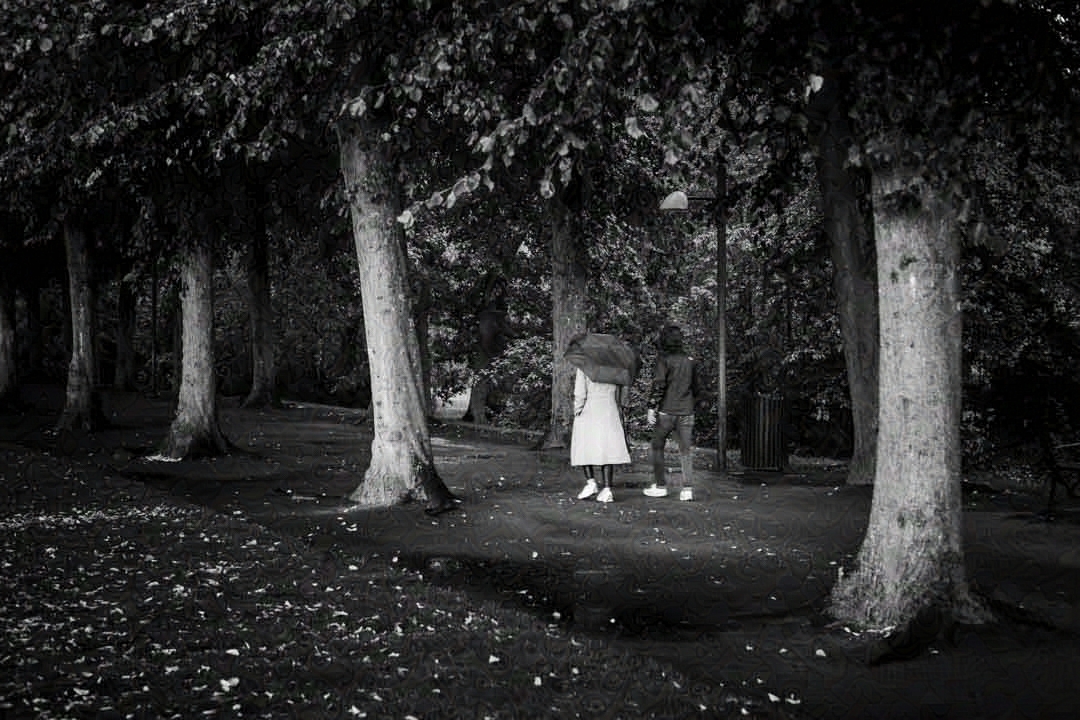 Park mit Personen mit Regenschirm