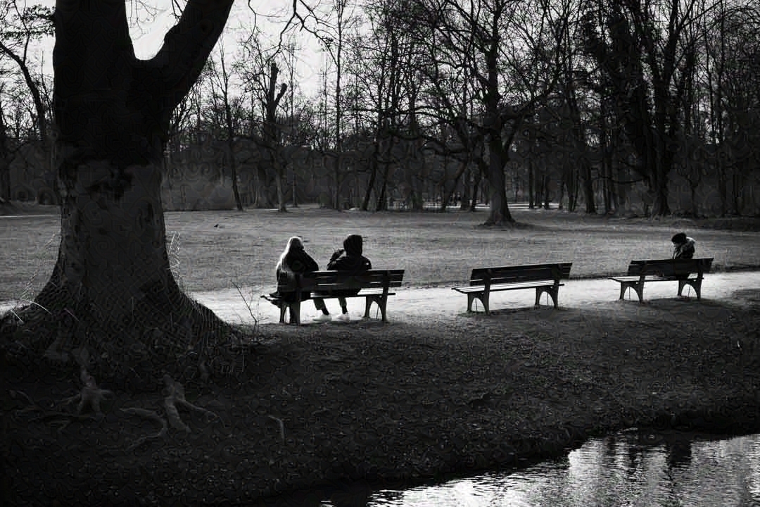 Park mit drei Bänken und Personen