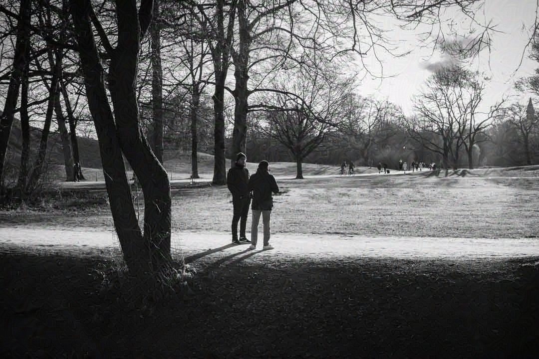 Zwei Personen auf einem Weg im Park