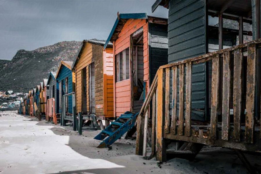 Hütten für Surfende am Strand