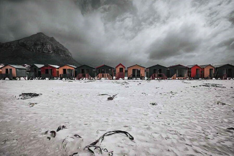 Hütten für Surfende am Strand