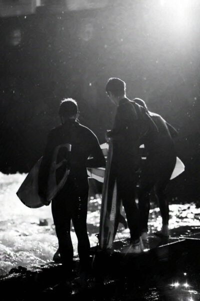 Surfende beim warten