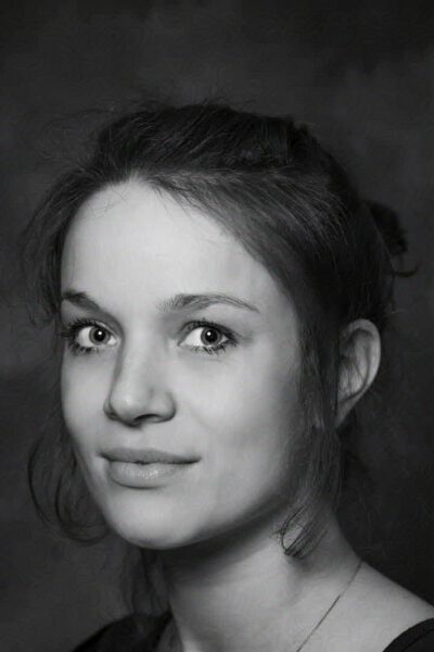 Junge Frau mit positiver Ausstrahlung