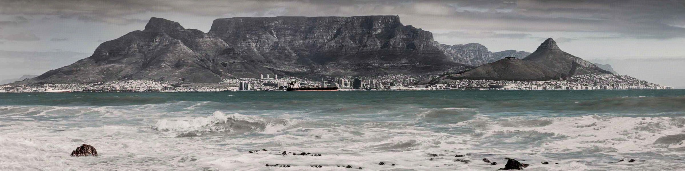 Tafelberg-Skyline mit Meer