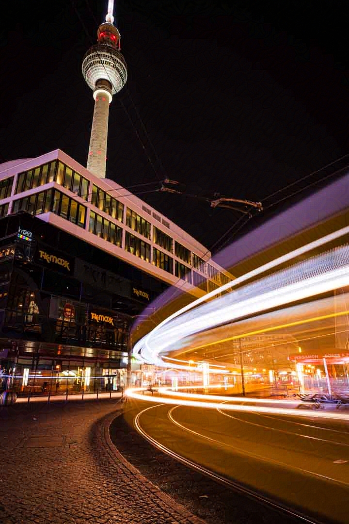 Straßenbahn beim Nacht am Fernsehturm