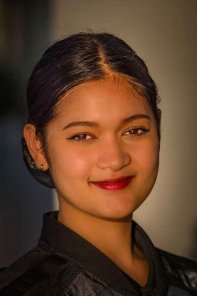 Lächelnde Frau in Abendsonne